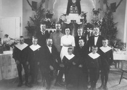 Oskar Gustafsson och hustrun Augusta Olofsdotters 25-åriga bröllopsdag den 7 juni 1915 tillsammans med alla barnen