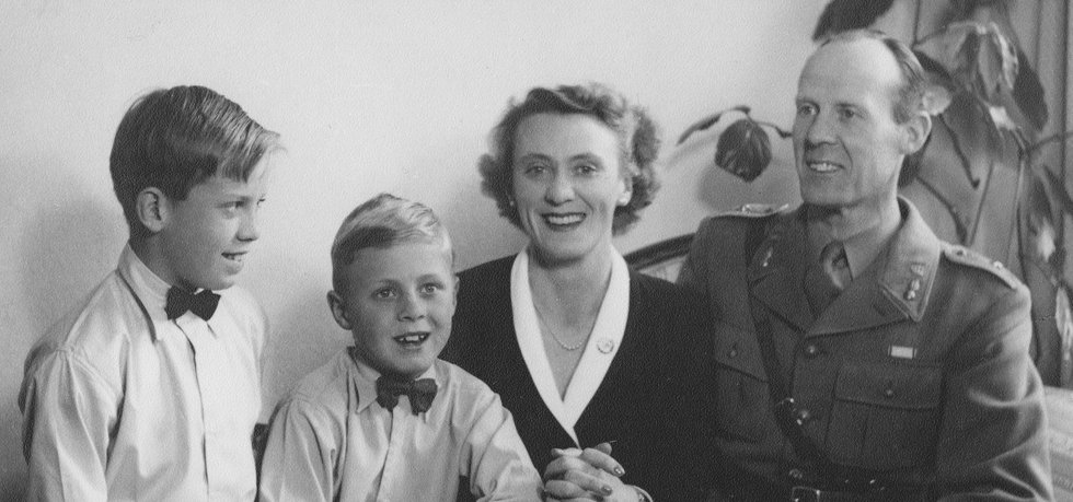 Foto taget ca 1950. Min pappa Per (f. 1940), hans bror Lars (f. 1942), farmor Ingalisa (f. 1917) och farfar Eskil Gustavii (f. 1906)